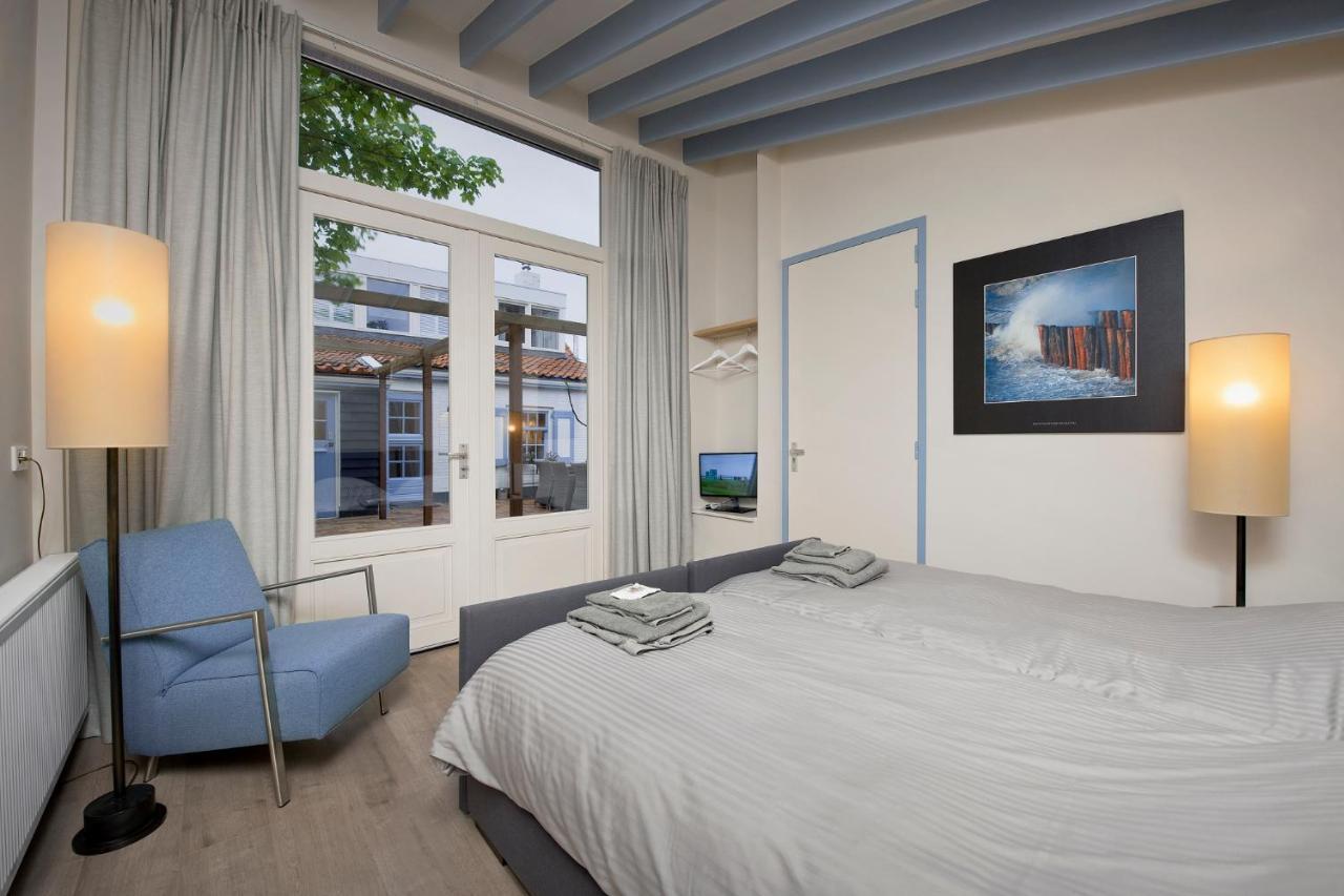 Zimmer mit Kingsize-Bett und Gartenblick.