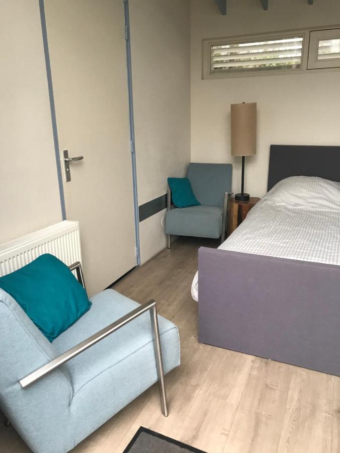 Zimmer mit Kingsize-Bett und Gartenblick.